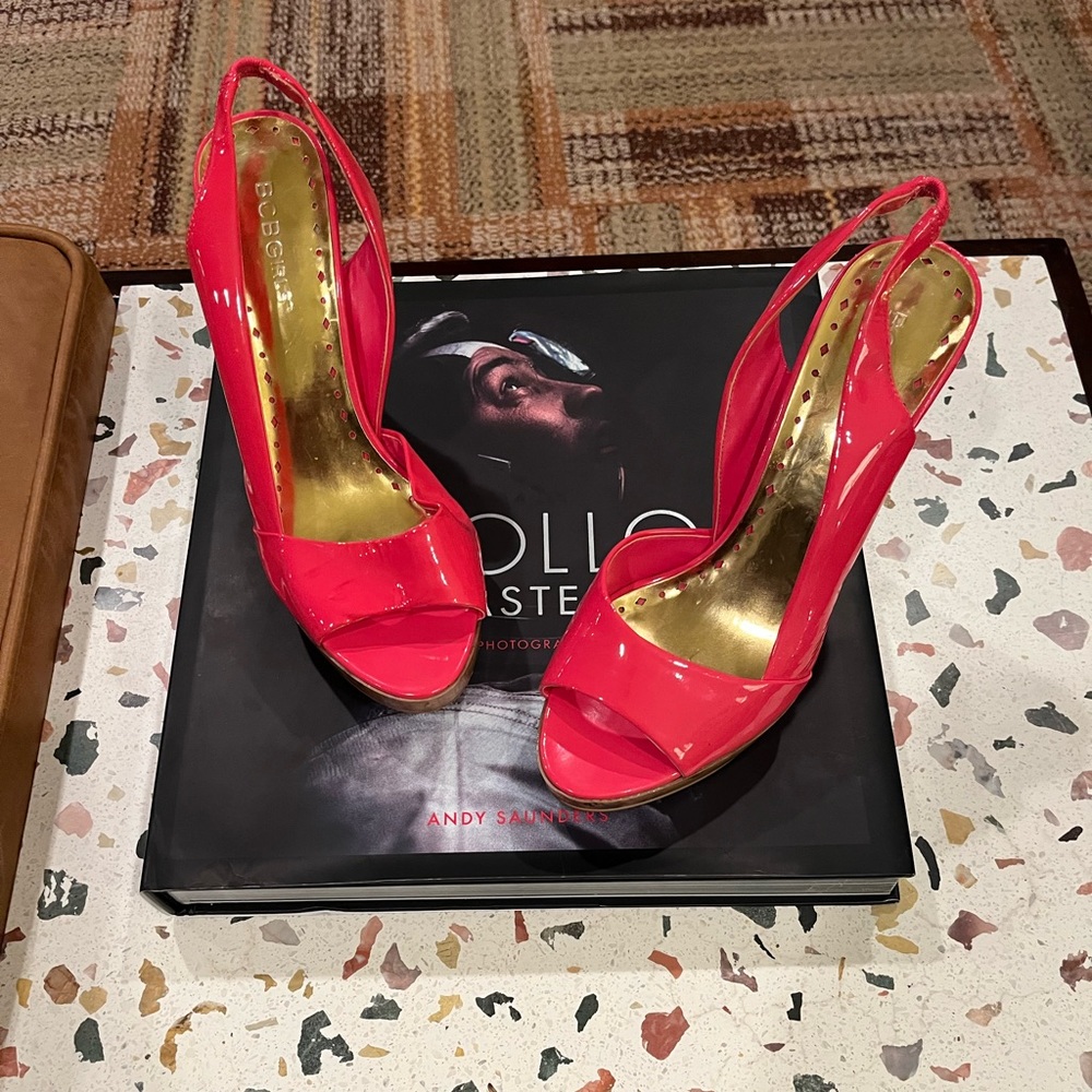 BCBG WATERMELON PATENT LEATHER PEEP TOE PUMPS. SIZE 8